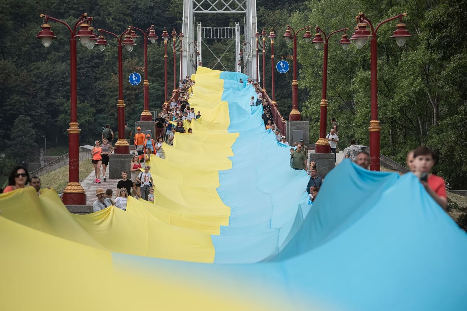 Жители Киева несут 430-метровый национальный флаг Украины. По задумке организаторов акция символизирует единство страны во время войны с Россией. 28 августа / Alexey Furman / Getty Images /  Atlantic