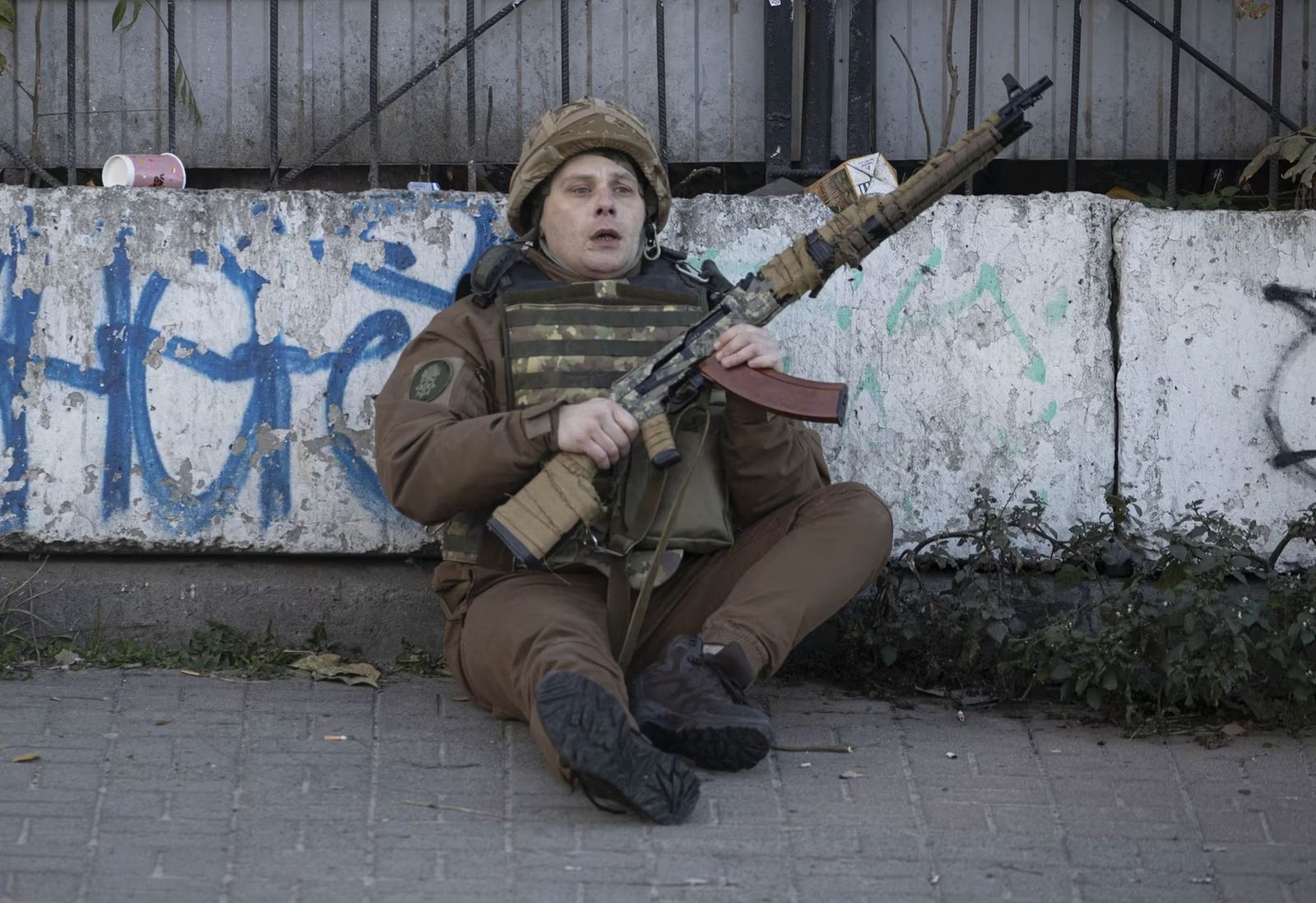 Украинский солдат сидит на земле после того, как он пережил российский обстрел по Киеву. 17 октября / Metin Aktas / Anadolu Agency / Getty Images / Atlantic