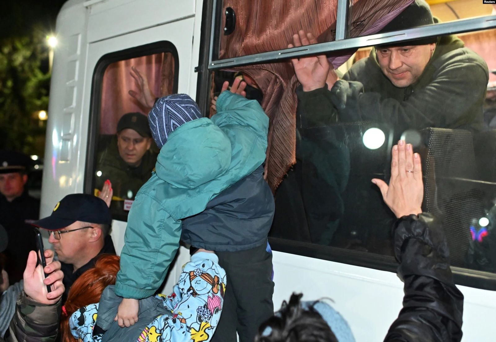 Жители сибирского посёлка Большеречье в Омской области прощаются со своими мобилизованными родственниками. 25 сентября / Reuters / Radio Liberty