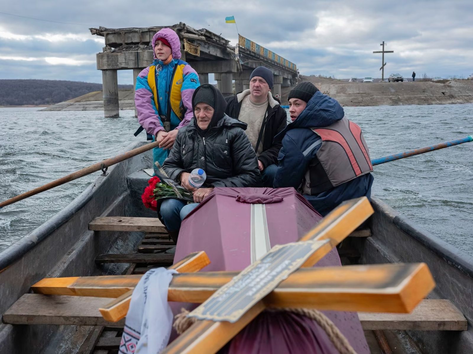 Пожилая украинка пересекает Северский Донец в Харьковской области на лодке с гробом своего погибшего сына, чтобы похоронить его на другой стороне реки. 5 января / Erik Marmor / AP Photo