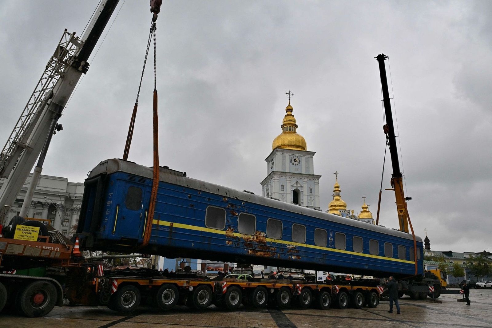 Вагон со следами обстрелов, установленный на Михайловской площади в Киеве ко Дню железнодорожника, который в Украине отмечается 2 ноября. Он был частью состава обстрелянного российскими войсками поезда, направляющегося из Киева в Ирпень. Для работник