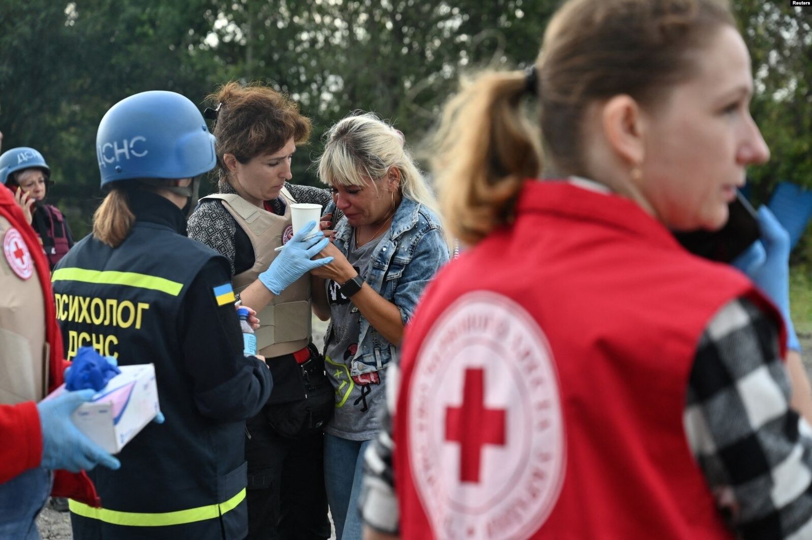 Волонтёры оказывают помощь пострадавшим в результате обстрела российской ракетой колонны гражданских автомобилей в Запорожье. 30 сентября / Reuters / Radio Liberty