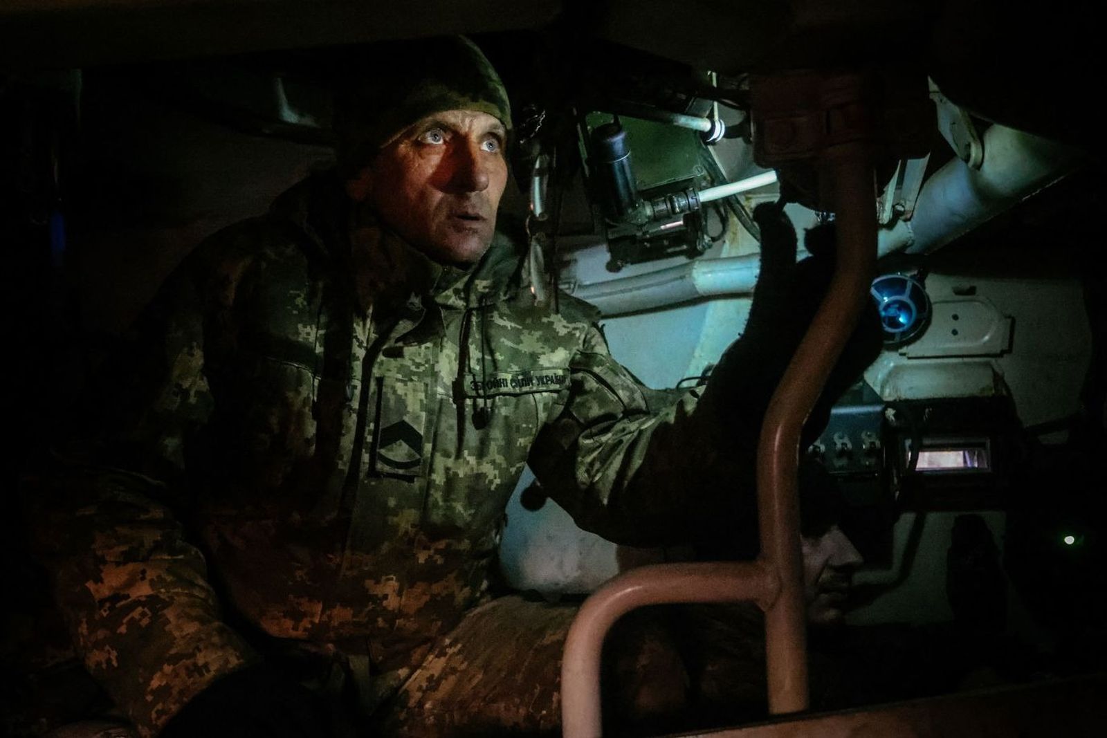 Украинский солдат смотрит в перископ артиллерии, находясь на фронте на Востоке Украины. 30 ноября / Yevhen Titov / AFP / Getty Images / CNN