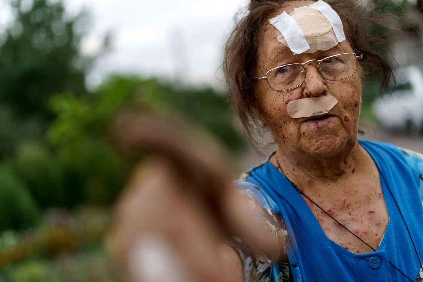 75-летняя Валентина Кондратьева указывает на свой поврежденный дом, где она получила ранения в результате ракетного обстрела российской стороной накануне вечером, в Краматорске. По словам мэра, в результате удара три человека погибли и 13 получили ра