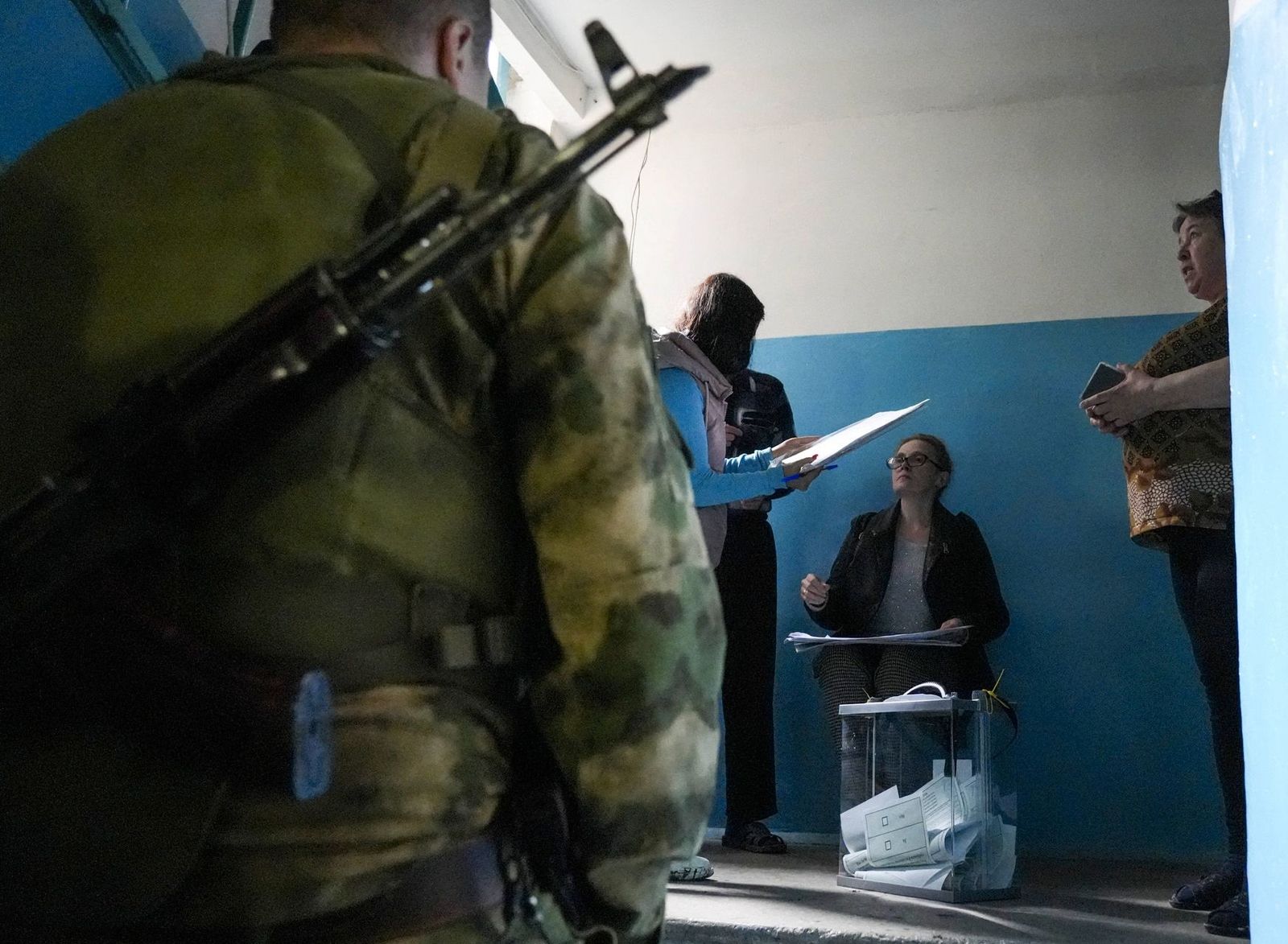 Жители Донецкой области, члены избирательной комиссии и военные с оружием на участке, где проходит «референдум о присоединении к России». В социальных сетях появились видео, как «избирательные комиссии» приходят к жителям с автоматами и зазывают их п