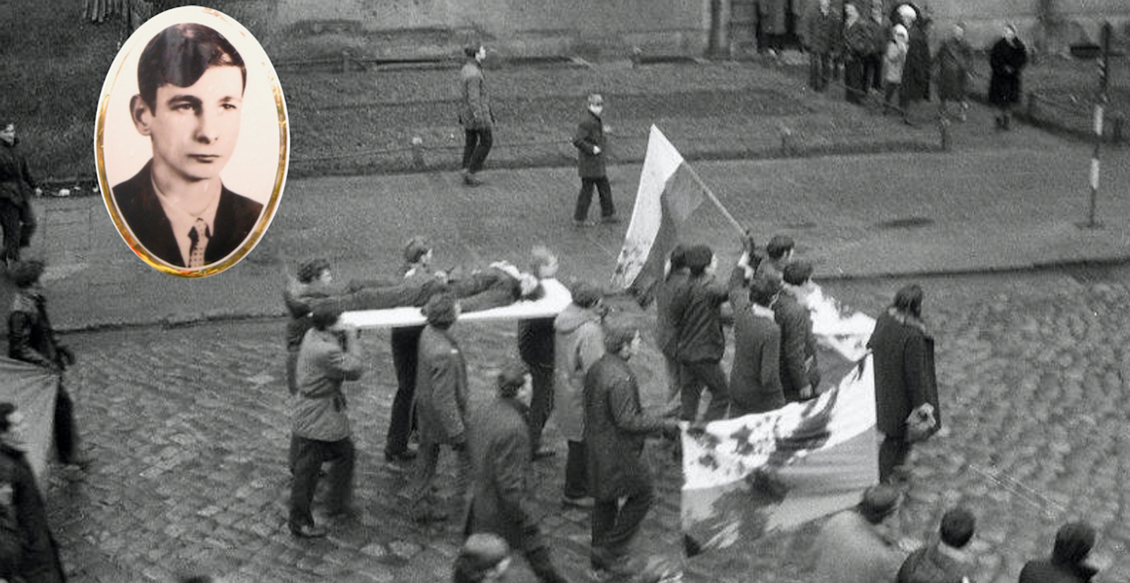Процессия с&nbsp;телом 18-летнего Збигнева Гордлевского, по&nbsp;улице Яна из&nbsp;Кольна в&nbsp;Гдыне, убитого 17&nbsp;декабря 1970 года в&nbsp;ходе подавления забастовки рабочих военными. Источник фото IPN (Институт национальной памяти в&nbsp;Польше).