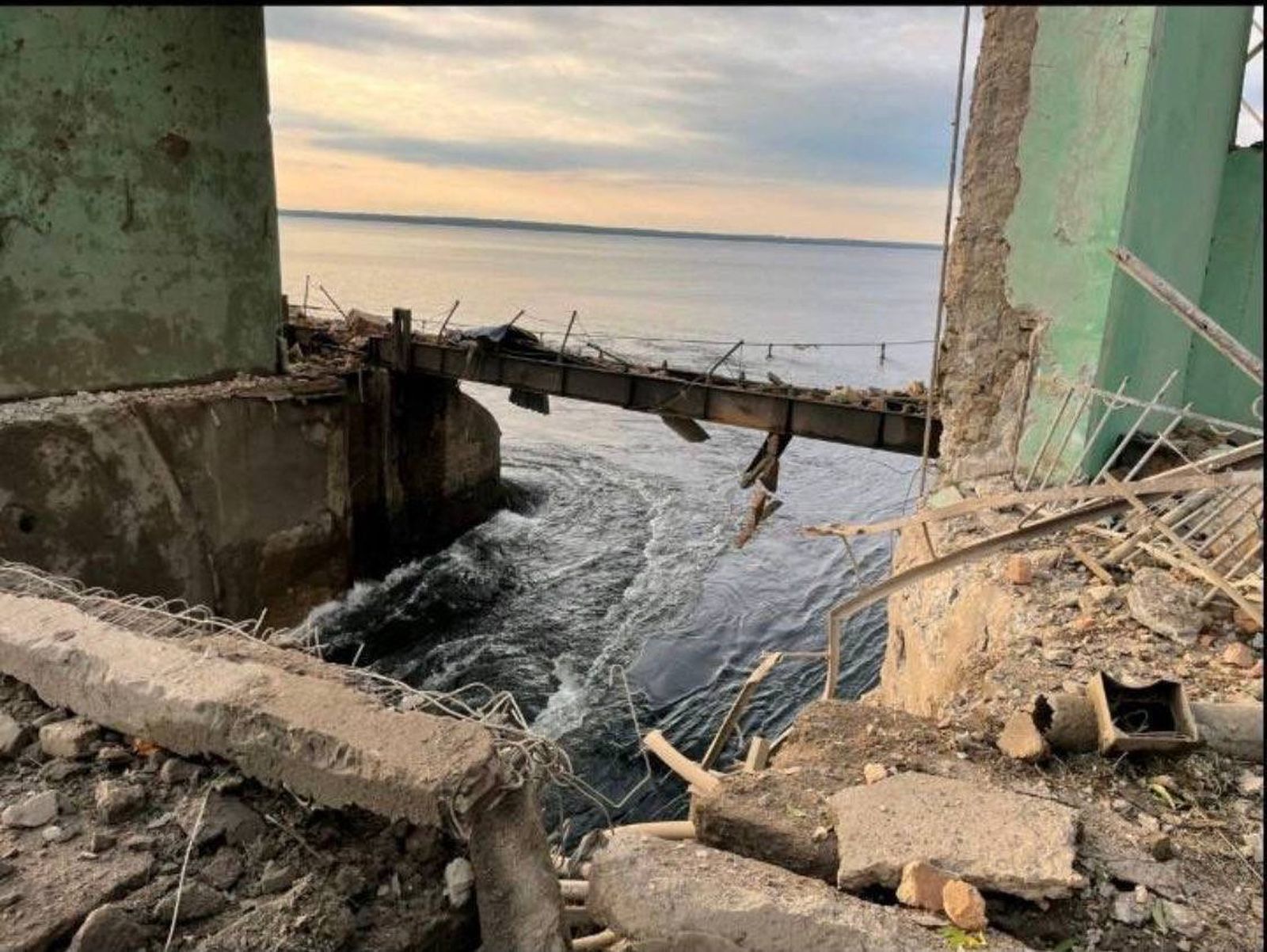 Последствия обстрелов по Николаеву и Кривому Рогу. Нескольких российских ракет попали по Карачуновской дамбе и Криворожской ТЭЦ. Уровень воды в реке Ингулец в Кривом Роге поднялся примерно на 2-3 метра. 14 сентября / Zelenskiy