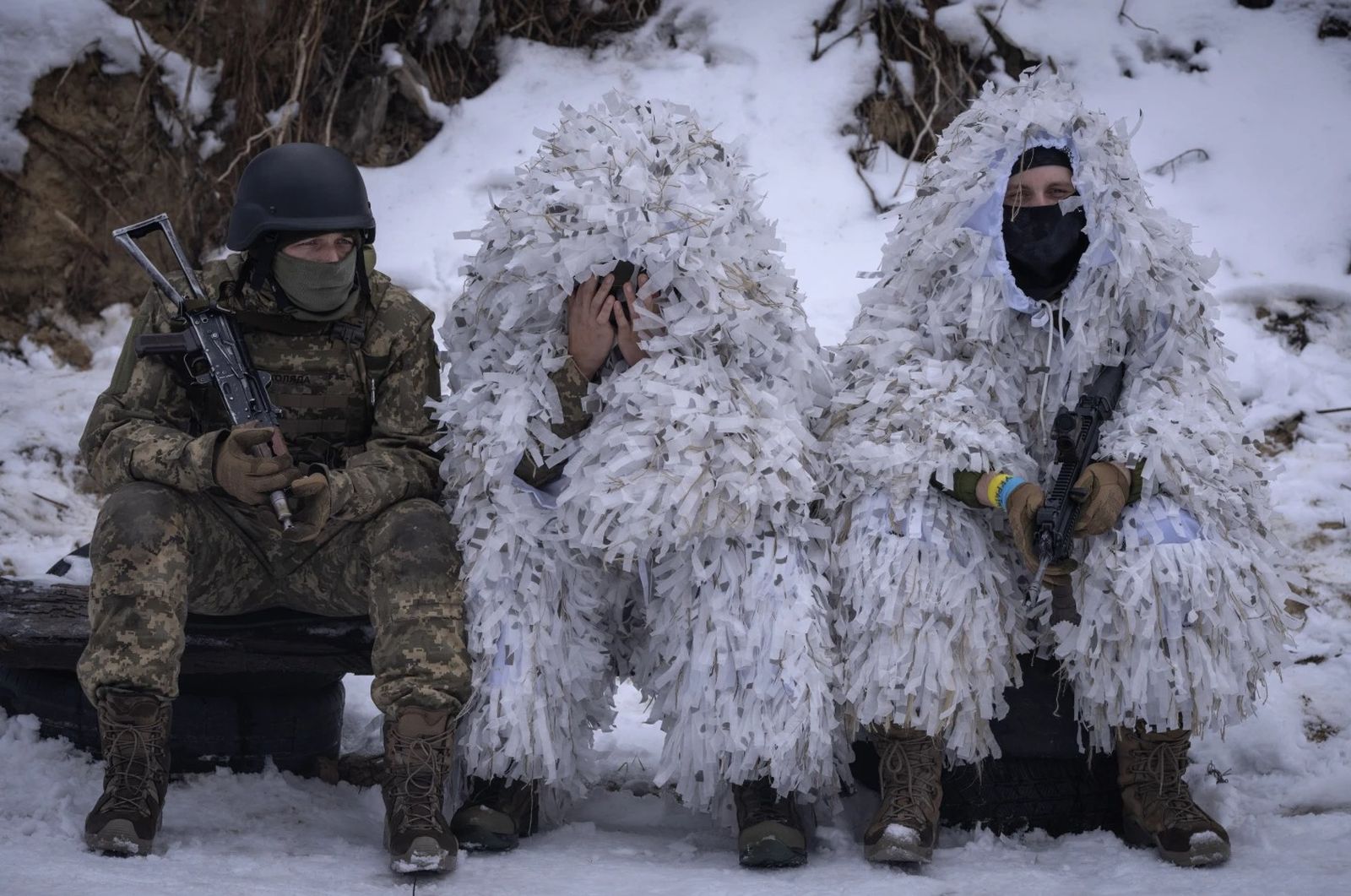 Члены проукраинского русского этнического Сибирского батальона отдыхают на военных учениях недалеко от Киева. Украинские военные сформировали батальон, состоящий полностью из российских граждан, которые хотят сражаться на стороне ВСУ. 13 декабря / Ef