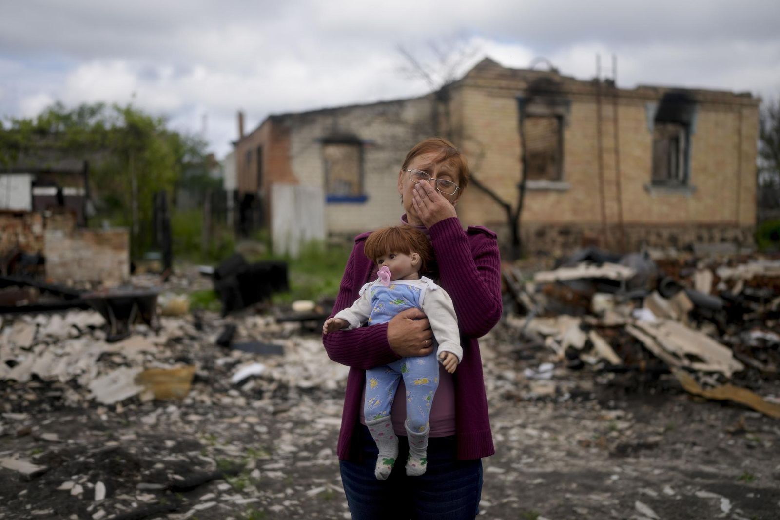 Нила Зелинская не может сдерживать слёз, видя последствия разрушений в селе Поташня Бородянского района Киевской области. В первые дни войны женщина была вынуждена покинуть родную землю. Вернувшись после отступления российских войск, Нила обнаружила,
