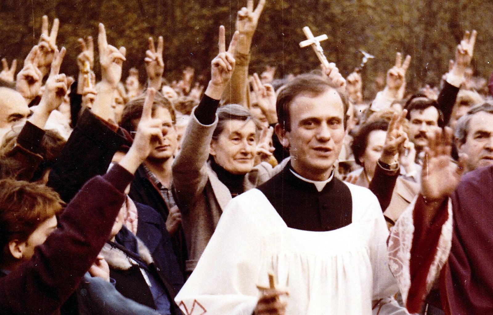 Отец Ежи в толпе прихожан. Фото из архива института национальной памяти, Польша.