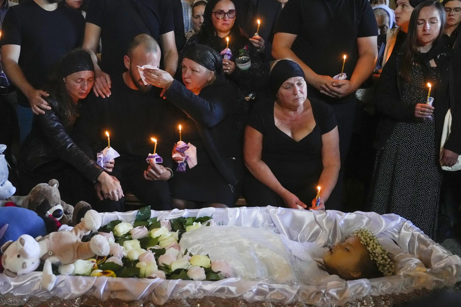 Родственники и друзья прощаются с 4-летней Лизой Дмитриевой, погибшей от российской атаки по Виннице. 14 июля вооружённые силы России нанесли удар по дому офицеров в Виннице, заявив, что в нём находилось командование ВСУ. В результате атаки погибли 2