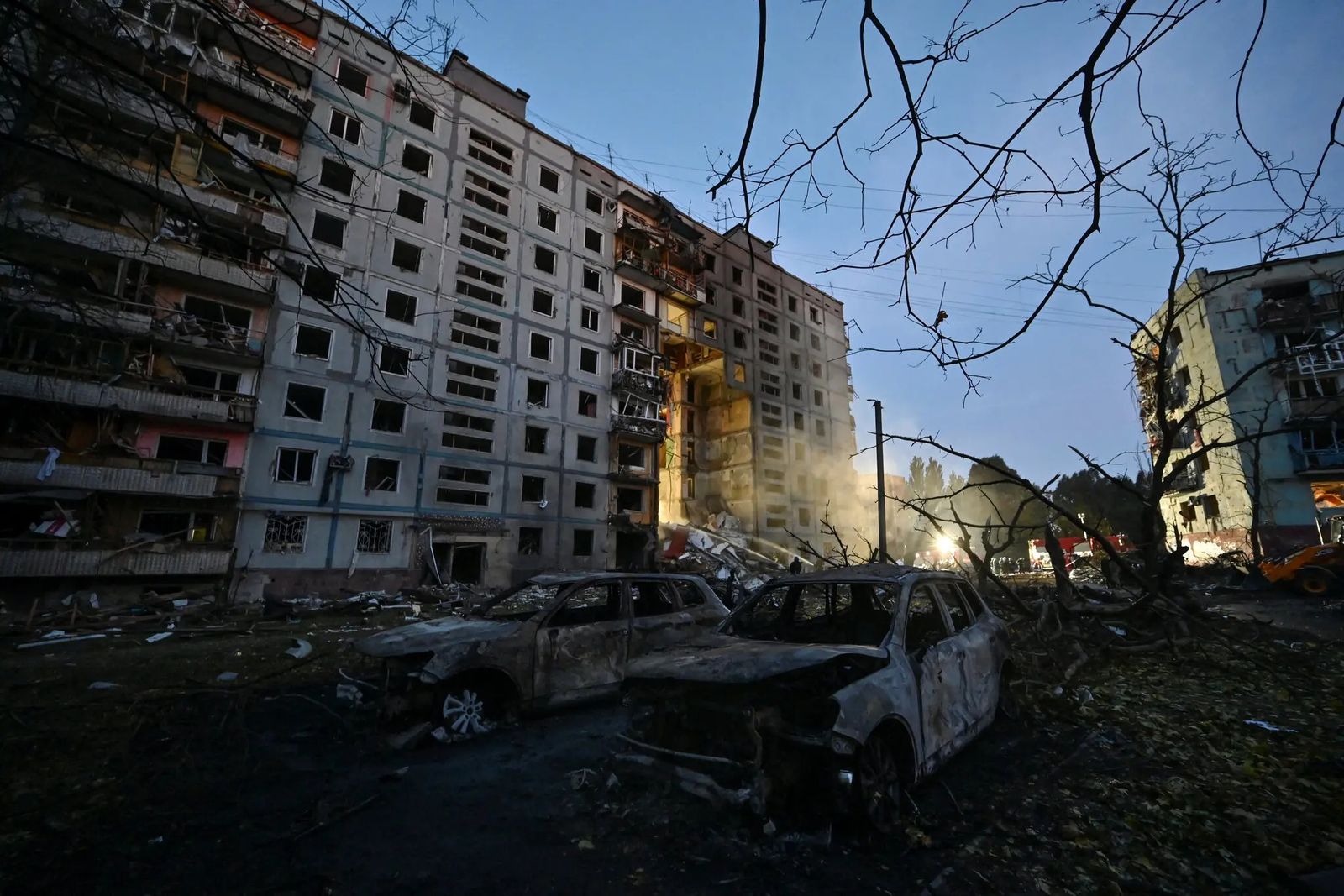 Сильно пострадавший от обстрела жилой дом в Запорожье. Ночью российскими ракетами были атакованы жилые районы города, в результате чего погибли не менее 13 человек, ещё 87 ранены. 9 октября / Reuters / The New York Times