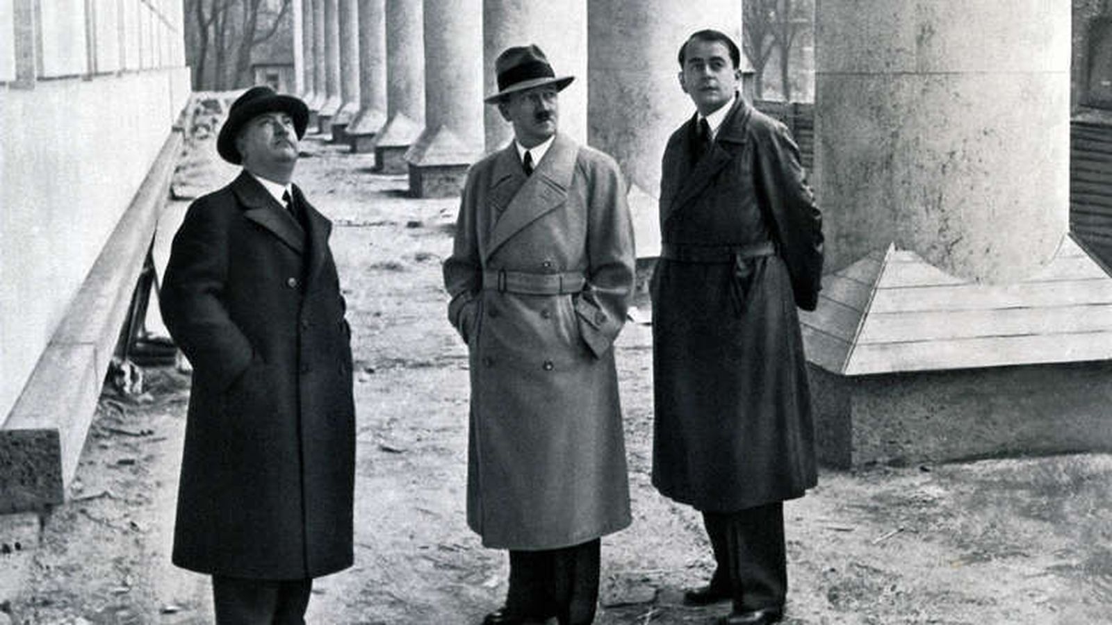 Альберт Шпеер (справа) осматривает ход строительства Дома немецкого искусства вместе с Гитлером и архитектором Леонхардом Галлем, 1937 / imago
