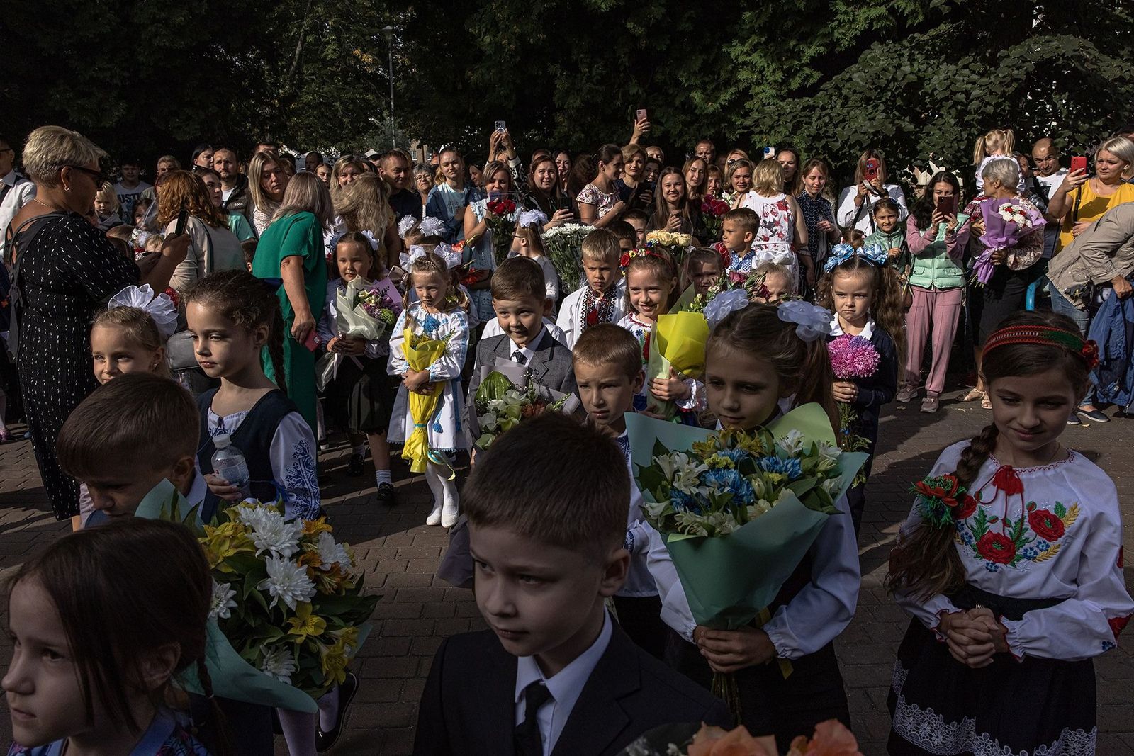 Первоклассники на торжественной линейке в Буче, которая стала известна из-за жестокой российской оккупации. 1 сентября / Roman Pilipey / EPA / Scanpix / LETA / Meduza