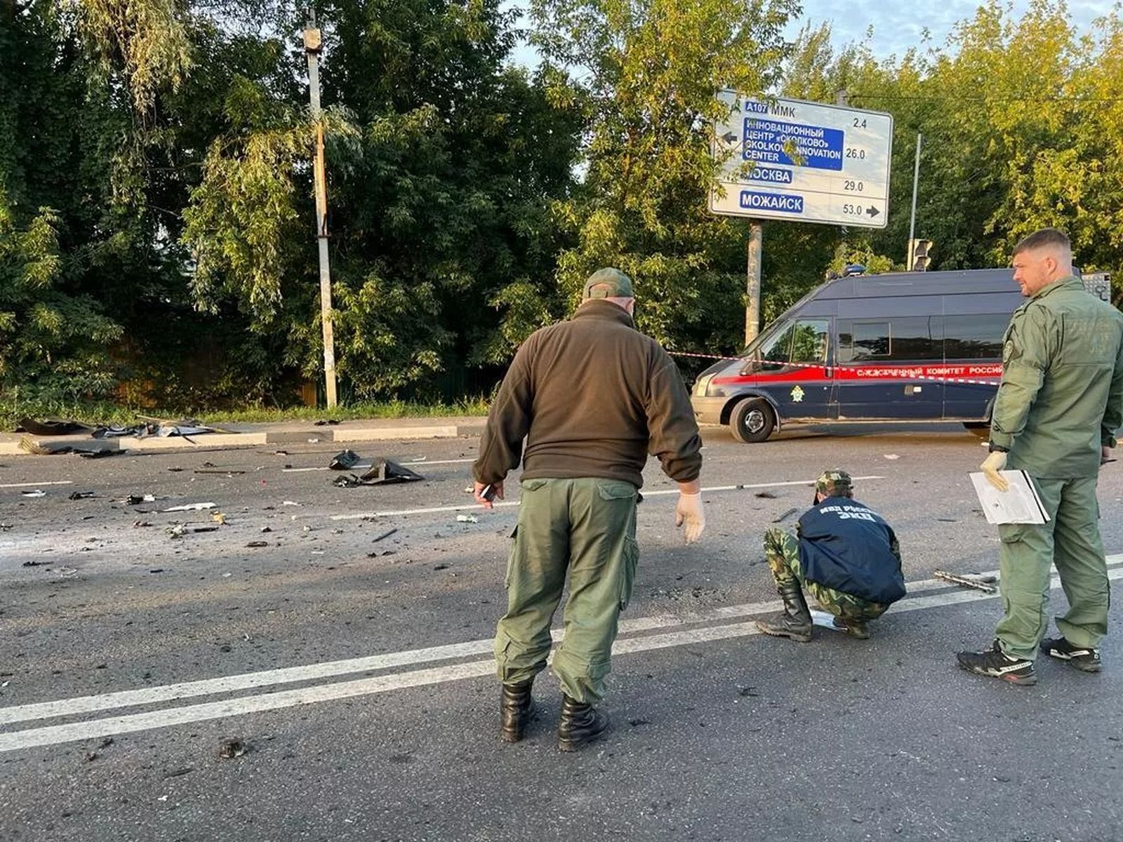 Сотрудники Следственного комитета России работают на месте взрыва автомобиля, в котором находилась Дарья Дугина — дочь общественного деятеля Александра Дугина, которого также называют идеологом «русского мира». 21 августа / СК РФ / РИА Новости