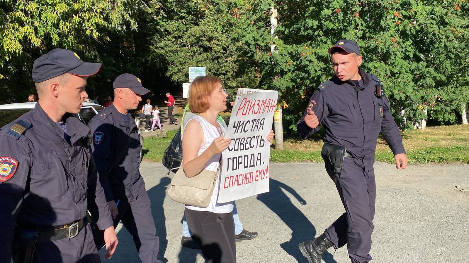 Сотрудники полиции задерживают участницу акции в поддержку Евгения Ройзмана. Всего на пикет вышли около 12 человек. Полицейские проверяли у собравшихся документы. 28 августа / Avtozak