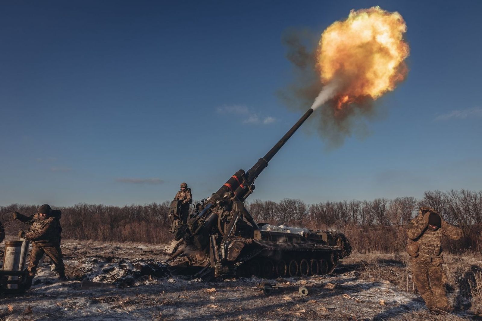 Украинские солдаты ведут артиллерийский огонь во время боя с российскими войсками в Донецке. 7 января / Diego Herrera Carcedo / Anadolu Agency / Getty Images / CNN