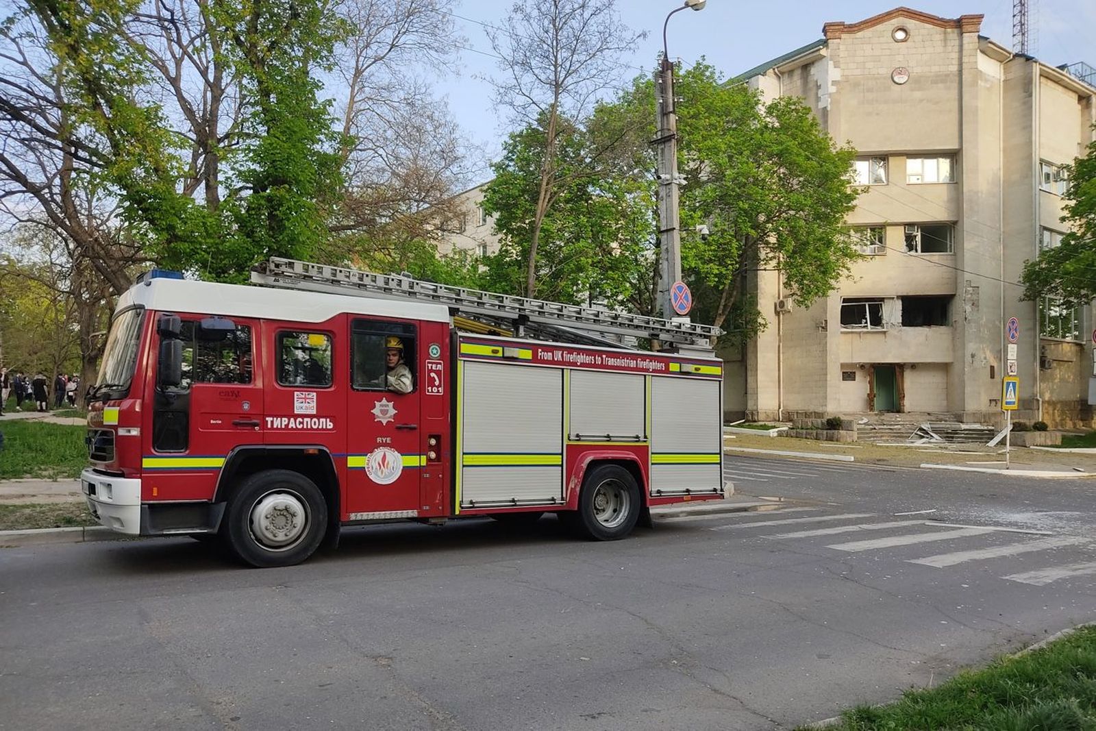 В Приднестровье произошла серия взрывов. Здание министерства госбезопасности в Тирасполе обстреляли из гранатомётов, из-за чего оно загорелось, а в соседних домах взрывной волной выбило стёкла. Минобороны России за несколько дней до этого говорило о 