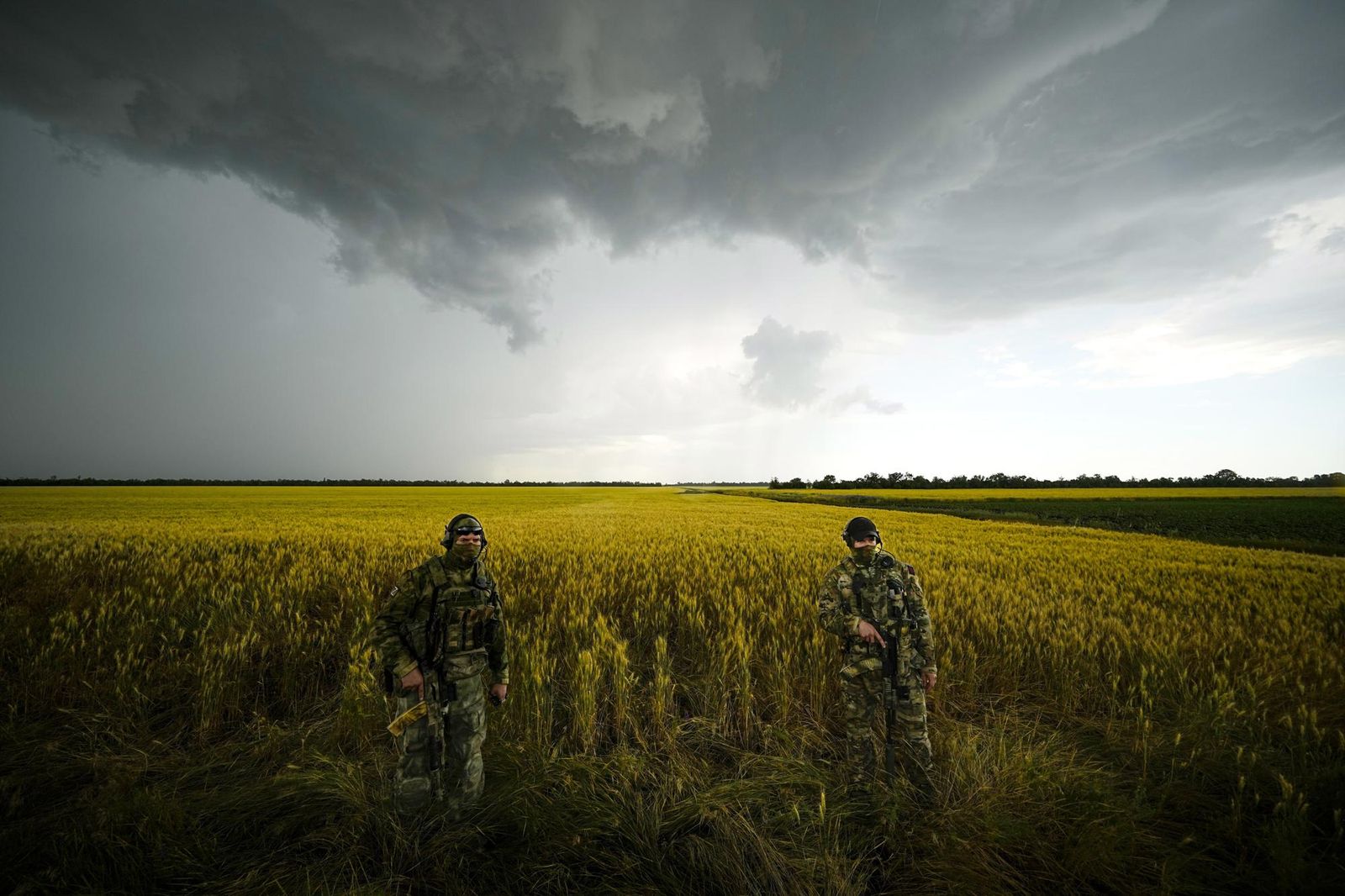 Российские военные охраняют территорию рядом с пшеничным полем во время организованного Минобороны РФ визита иностранных журналистов в Запорожскую область, находящуюся под контролем российских войск с первых дней вторжения в Украину. Зерно с территор