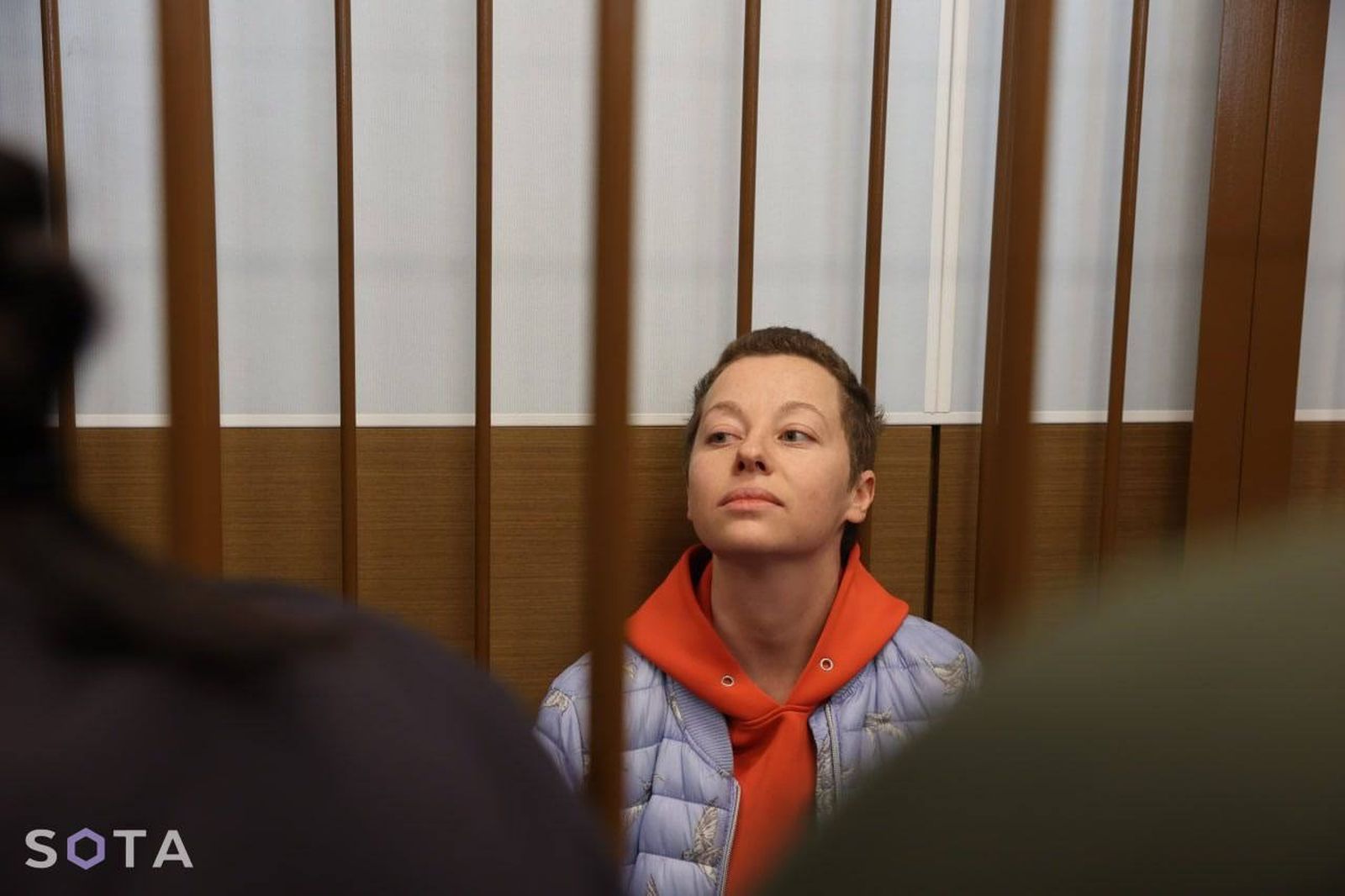 Режиссёрка Евгения Беркович в зале Замоскворецкого суда, который арестовал её на два месяца по делу об оправдании терроризма в спектакле «Финист Ясный Сокол». 5 мая / SOTA