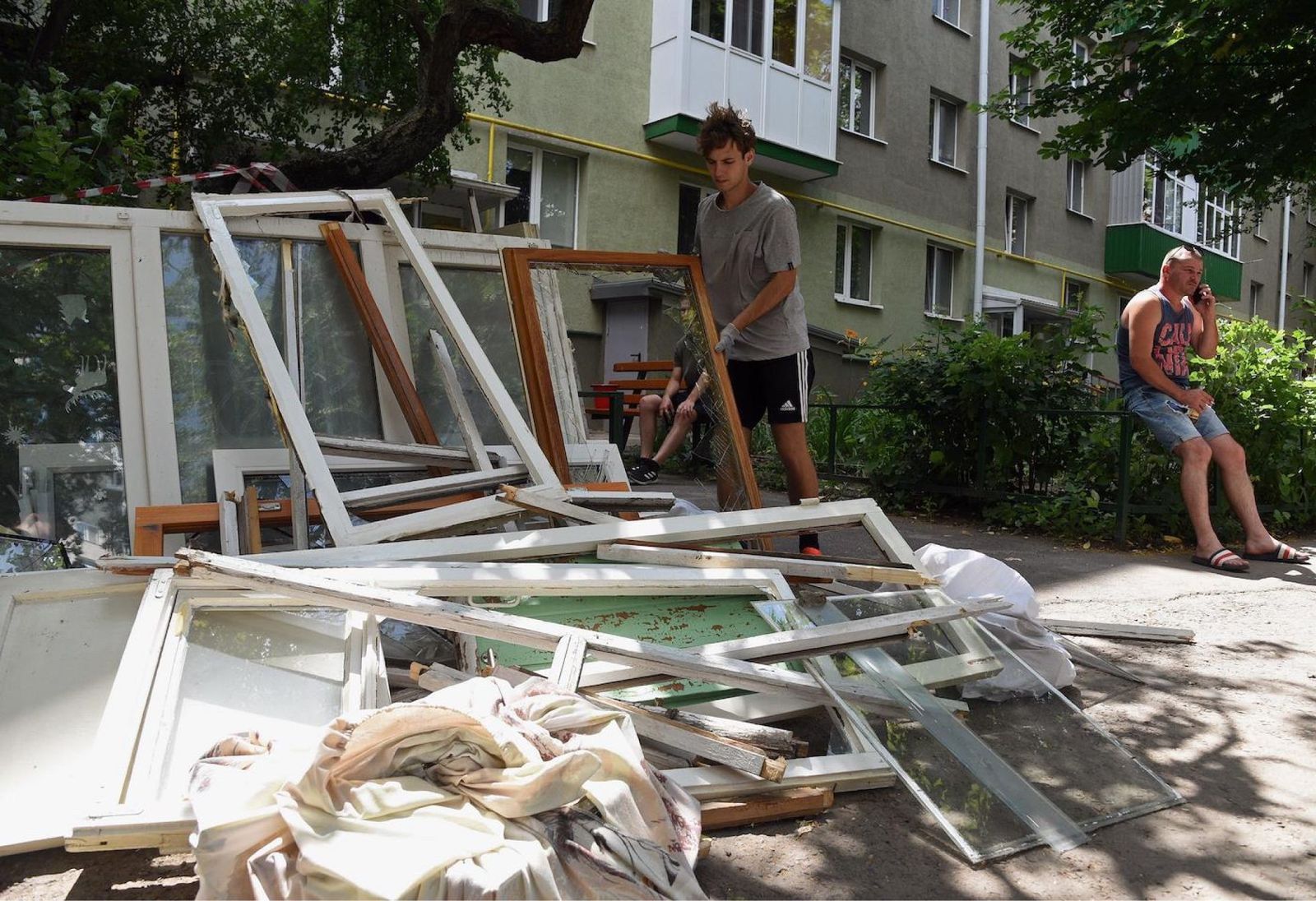 Жители Белгорода разбирают завалы после ракетного удара. Как сообщает Минобороны РФ, украинские войска нанесли удар баллистическими ракетами «Точка-У» с кассетными боеприпасами по жилым кварталам Белгорода. Средства ПВО сбили все три запущенные ракет