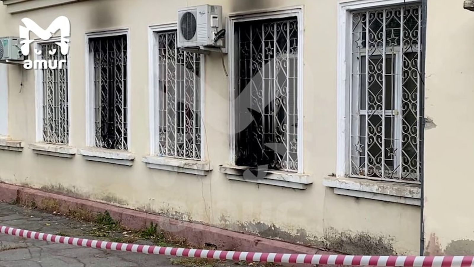 Здание военкомата Индустриального района Хабаровска после попытки поджога, в ходе которого неизвестные бросили в окно бутылку с зажигательной смесью. В этот же день поджечь военкомат пытались в Амурской области. 23 сентября / Amur Mash