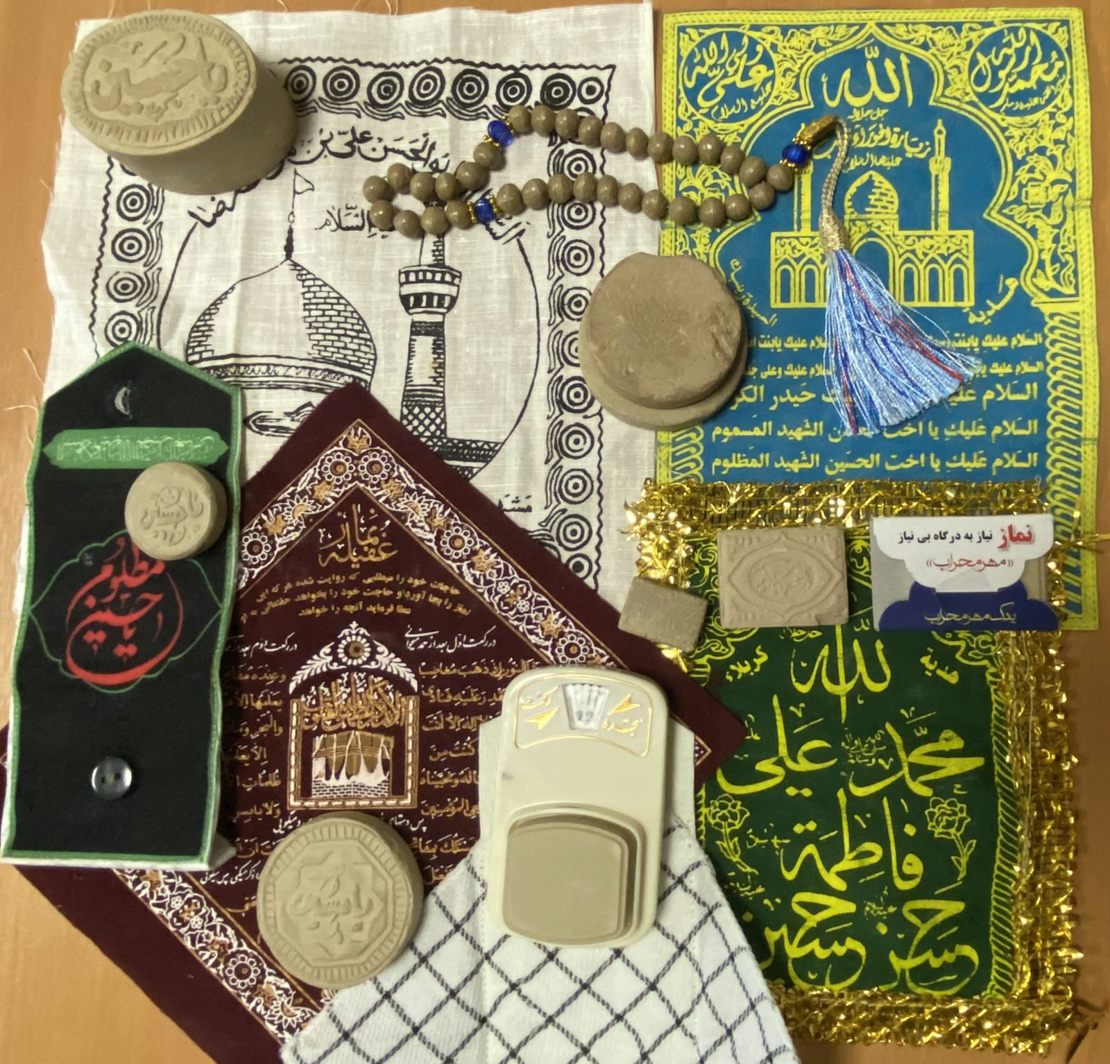Мухры и&nbsp;«салфетки» (жой намаз) с&nbsp;изображением шиитских святынь с&nbsp;именами Аллаха и&nbsp;почитаемых шиитских персон. Во&nbsp;время молитвы мухр ставится на&nbsp;жой намаз. Фото автора.