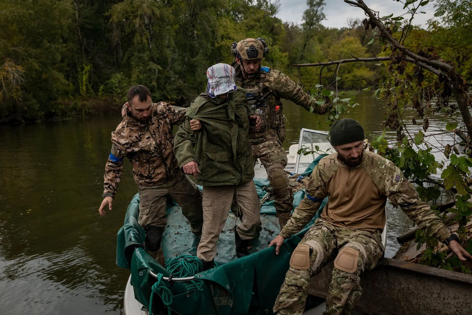 Украинские военные задерживают 69-летнего гражданина, которого они подозревают в шпионаже в пользу России. 27 сентября / Nicole Tung / The New York Times