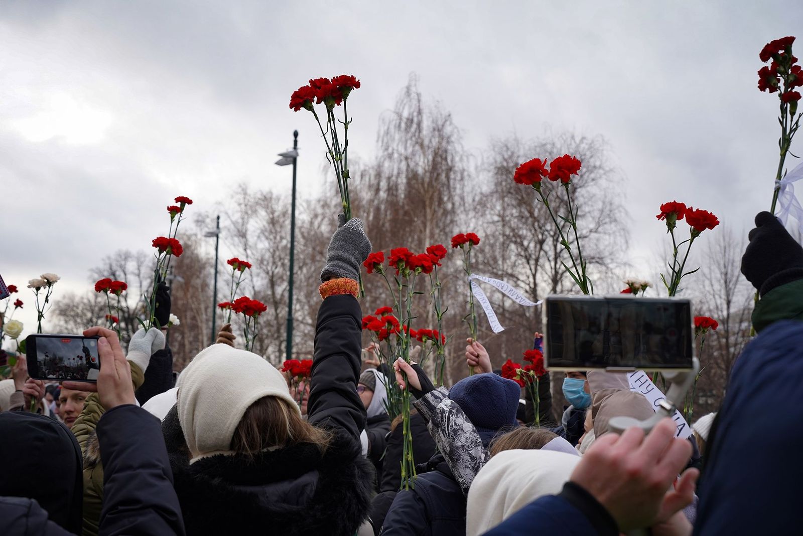 Участники женского движения «Путь домой» и родственники военнослужащих собираются у Могилы Неизвестного Солдата чтобы возложить цветы и потребовать возвращения солдат с украинского фронта. 3 февраля / Reuters