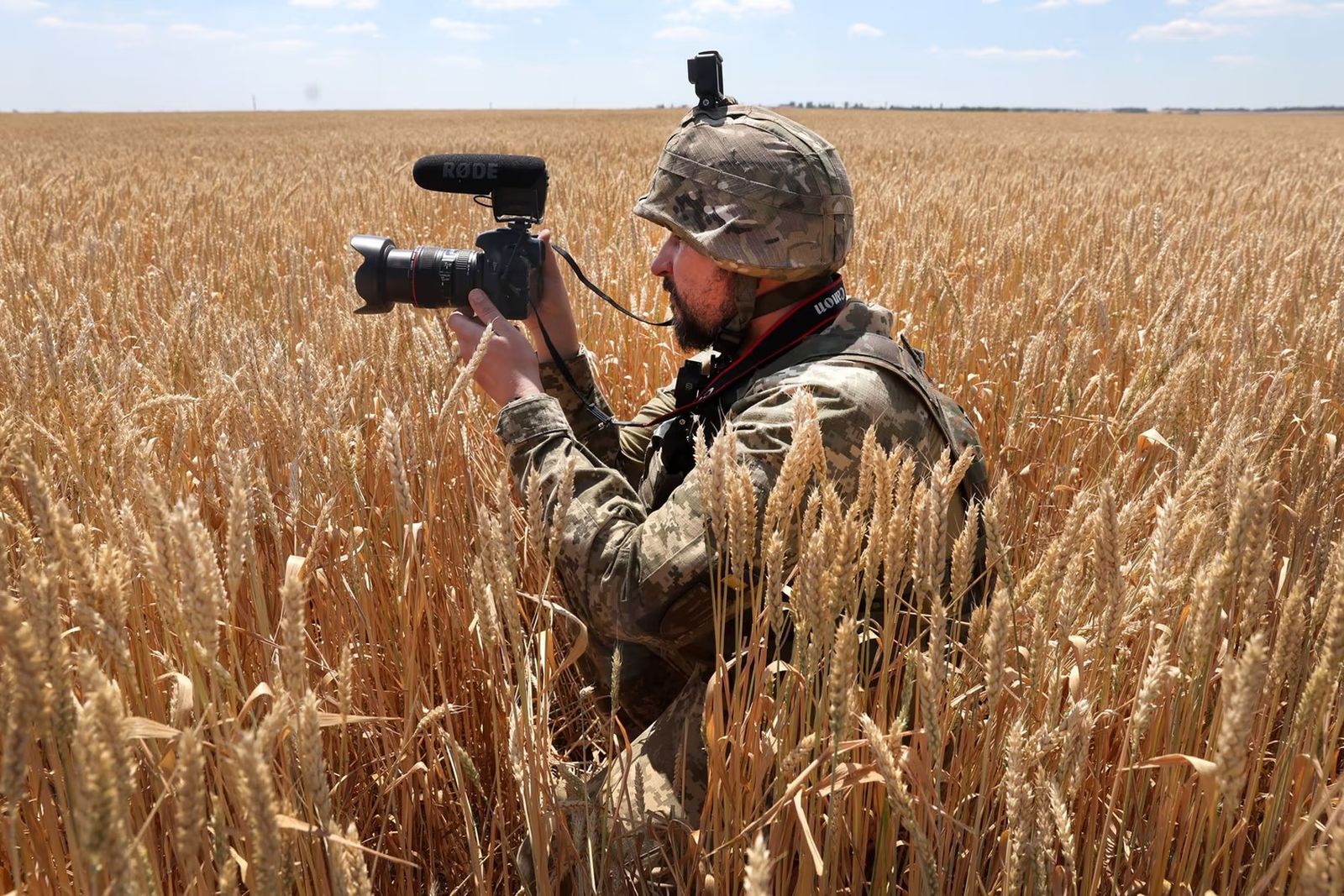 Украинский военный журналист укрывается в пшеничном поле и снимает на видео, как танковая группа 14-й механизированной бригады князя Романа Великого ведет огонь по позициям противника в Донецкой области Украины. Россия сосредоточила свою огневую мощь