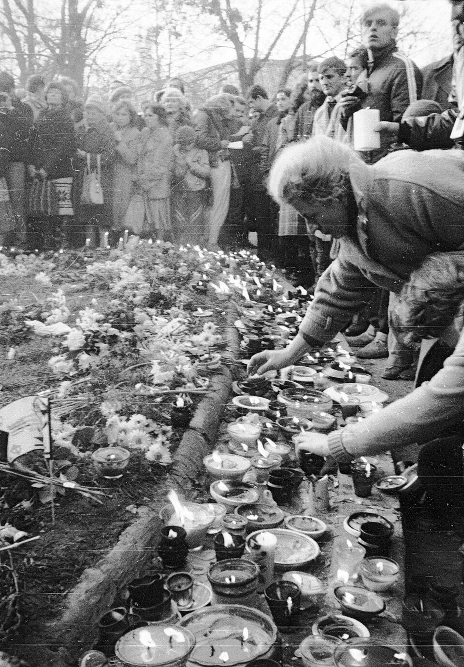 Люди возлагают цветы и свечи на могилу Ежи Попелушко во время его похорон. Фото из архива института национальной памяти, Польша.