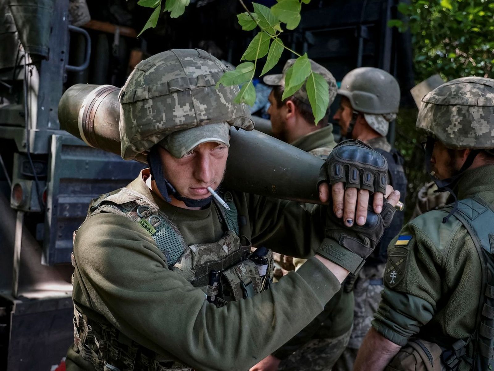 Военнослужащие Украины готовят снаряды для гаубицы недалеко от линии фронта. 6 июня / Reuters / Scanpix / LETA / Meduza