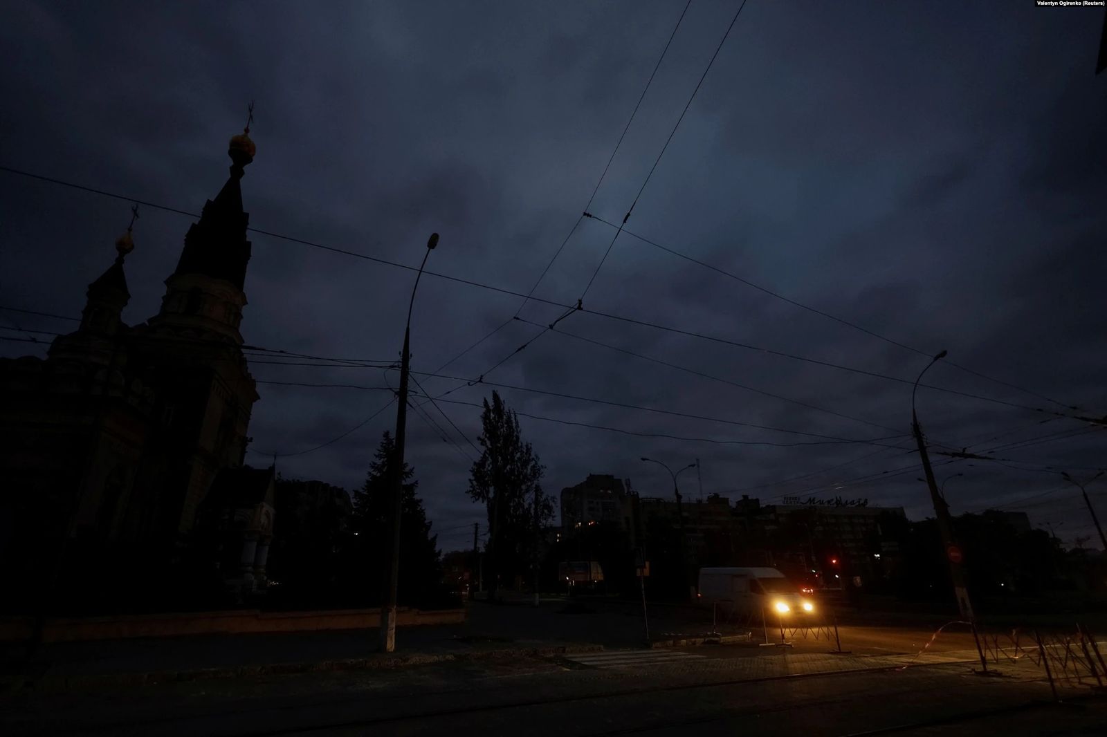 Фургон движется по неосвещённым улицам Николаева. Из-за российских обстрелов по энергетической инфраструктуре Украины, городские власти отключают электричество в пиковые часы. 20 октября / Valentyn Ogirenko / Reurters / Radio Liberty