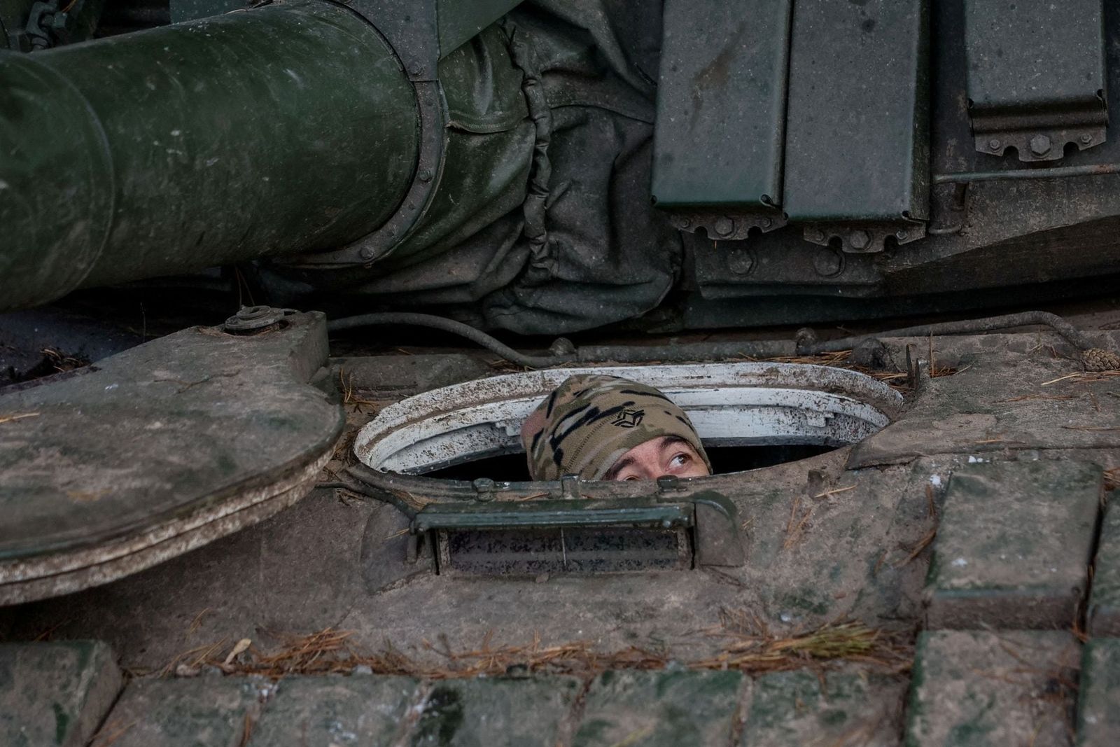 Военнослужащий 4-й отдельной танковой бригады Вооруженных Сил Украины сидит в боевом танке Т-72 недалеко от линии фронта в Донецкой области. 23 ноября / Alina Smutko / Reuters