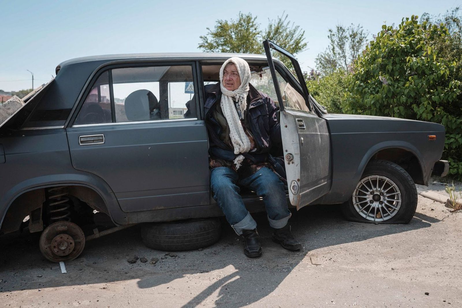 Галина Абдурашикова в полуразобранном автомобиле. 65-летняя женщина из Северодонецка перебралась жить в брошенную машину во дворе своего дома после того, как ее квартира пострадала при обстреле. По данным главы Луганской области Сергея Гайдая, захват