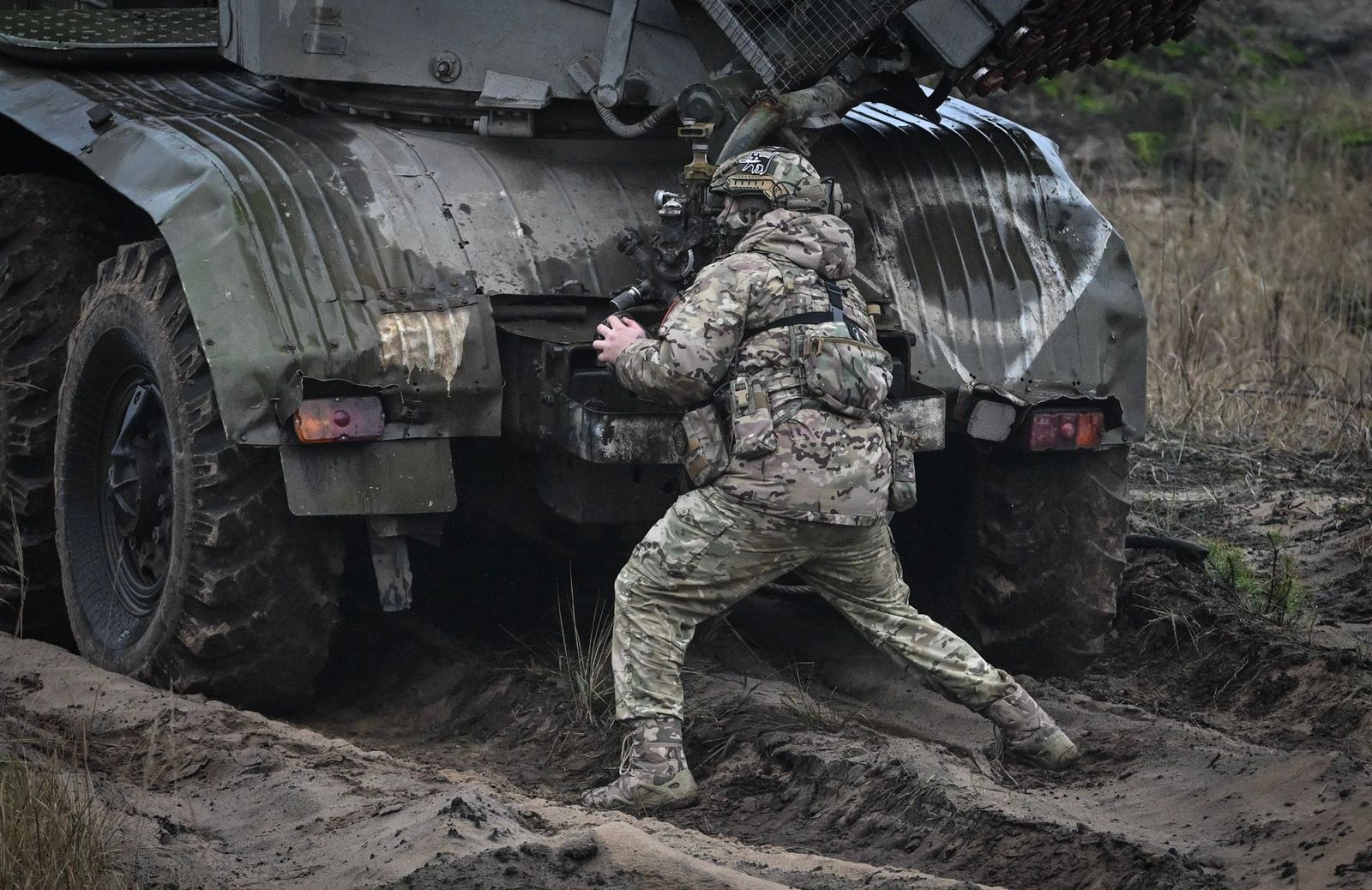 Российский военный готовится к стрельбе на позициях под Лиманом. 17 ноября / Станислав Красильников / Спутник
