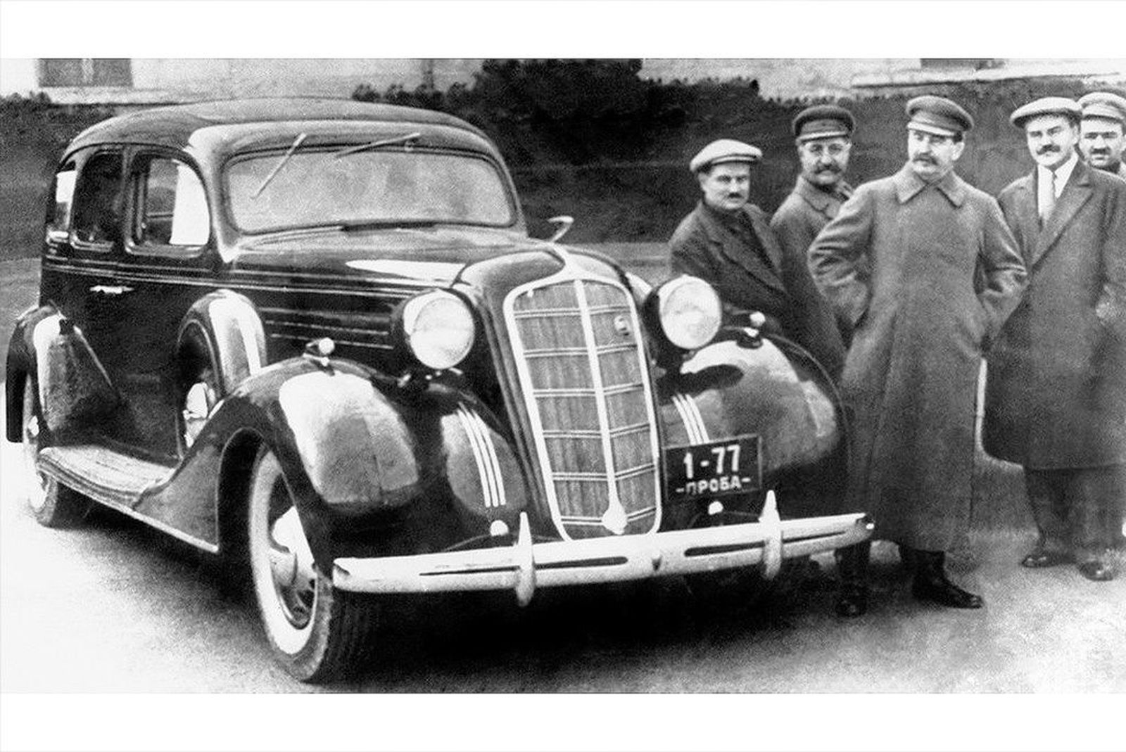 Иван Лихачев, Серго Орджоникидзе, Иосиф Сталин, Вячеслав Молотов и Анастас Микоян стоят рядом с новым автомобилем ЗИС-101 в Кремле, 1936 год Иван Лихачев, Серго Орджоникидзе, Иосиф Сталин, Вячеслав Молотов и Анастас Микоян стоят рядом с новым автомобилем ЗИС-101 в Кремле, 1936 год