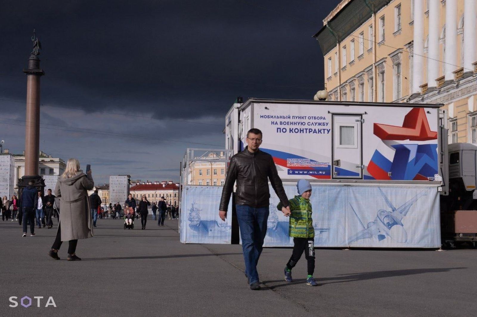 Мобильный пункт отбора на службу по контракту, открытый на Дворцовой площади в Санкт-Петербурге. Власти города заявляли, что шатер будет стоять в течение всех выходных, однако после огласки его убрали уже на следующий день. Тем временем, несмотря на 