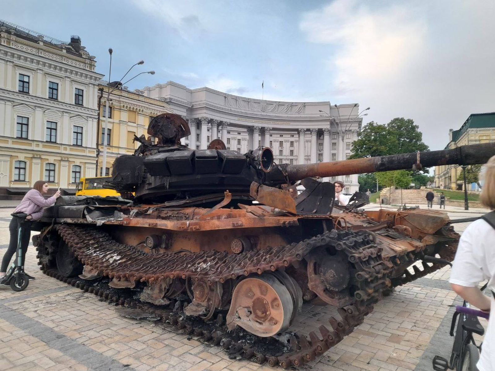 Киевляне фотографируются с уничтоженной российской военной техникой на Софийской площади. 22 мая / Политика страны