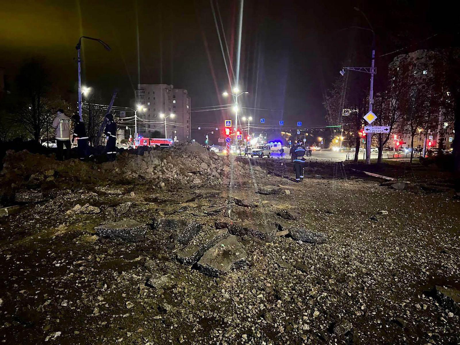 Вид на «воронку», образовавшуюся после сильного взрыва на одной из улиц Белгорода, где 20 апреля упала авиабомба с российского самолета Су-34. 20 апреля / Телеграм-канал мэра Белгорода «Демидов»