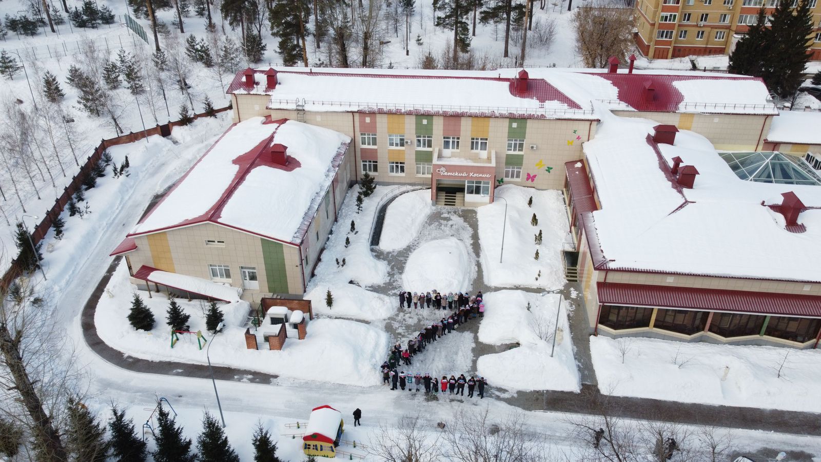 Пациенты и сотрудники Казанского хосписа выстроились буквой Z в поддержку действий российских военных в Украине. Инициатором флешмоба стал глава хосписа Владимир Вавилов. Он сообщил, что полностью одобряет решение Путина и сам хотел отправиться добро