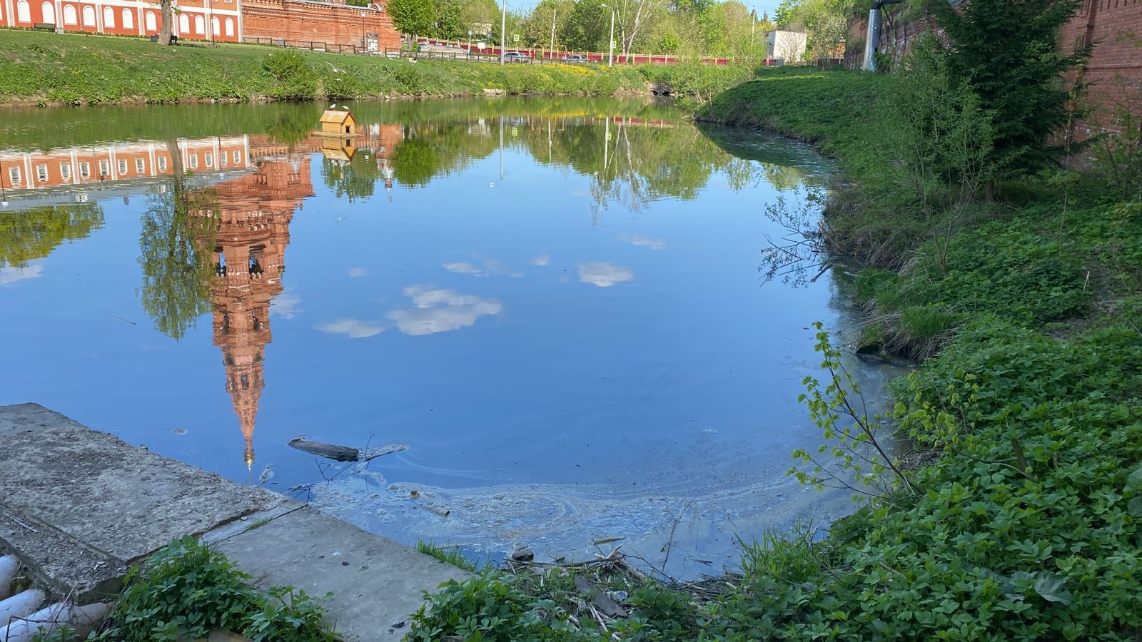 Сергиево-Посадский МУП «Водоканал» спокойно сегодня и на протяжении последних семи лет сливает грязь в прискитской пруд.