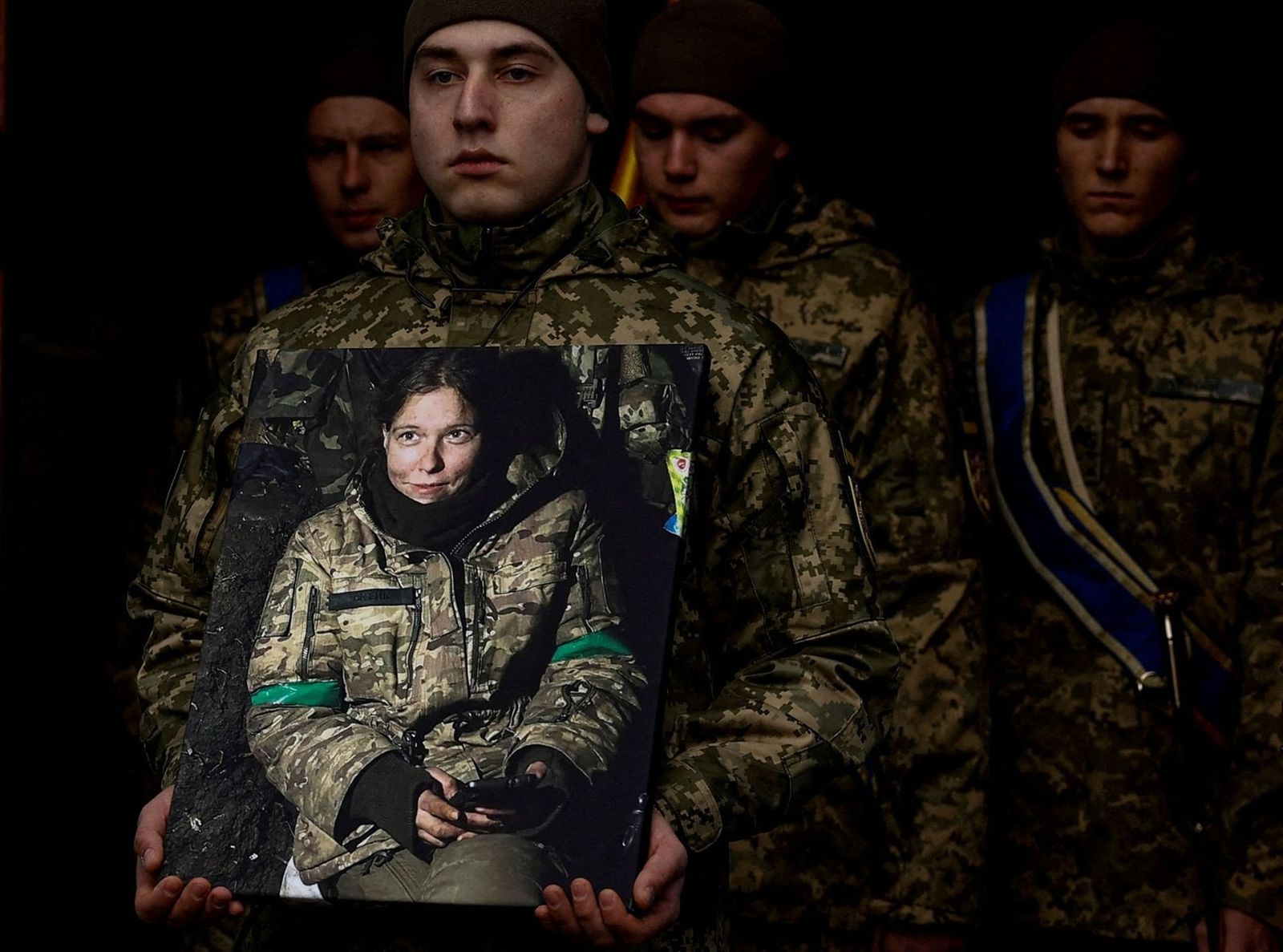Украинский военнослужащий несет портрет Дианы Савиты Вагнер во время её похорон в Киеве. Девушка была немецким военным медиком. Вагнер вступила в ряды ВСУ в качестве добровольца и была убита на передовой на востоке страны. 14 февраля / Valentyn Ogire