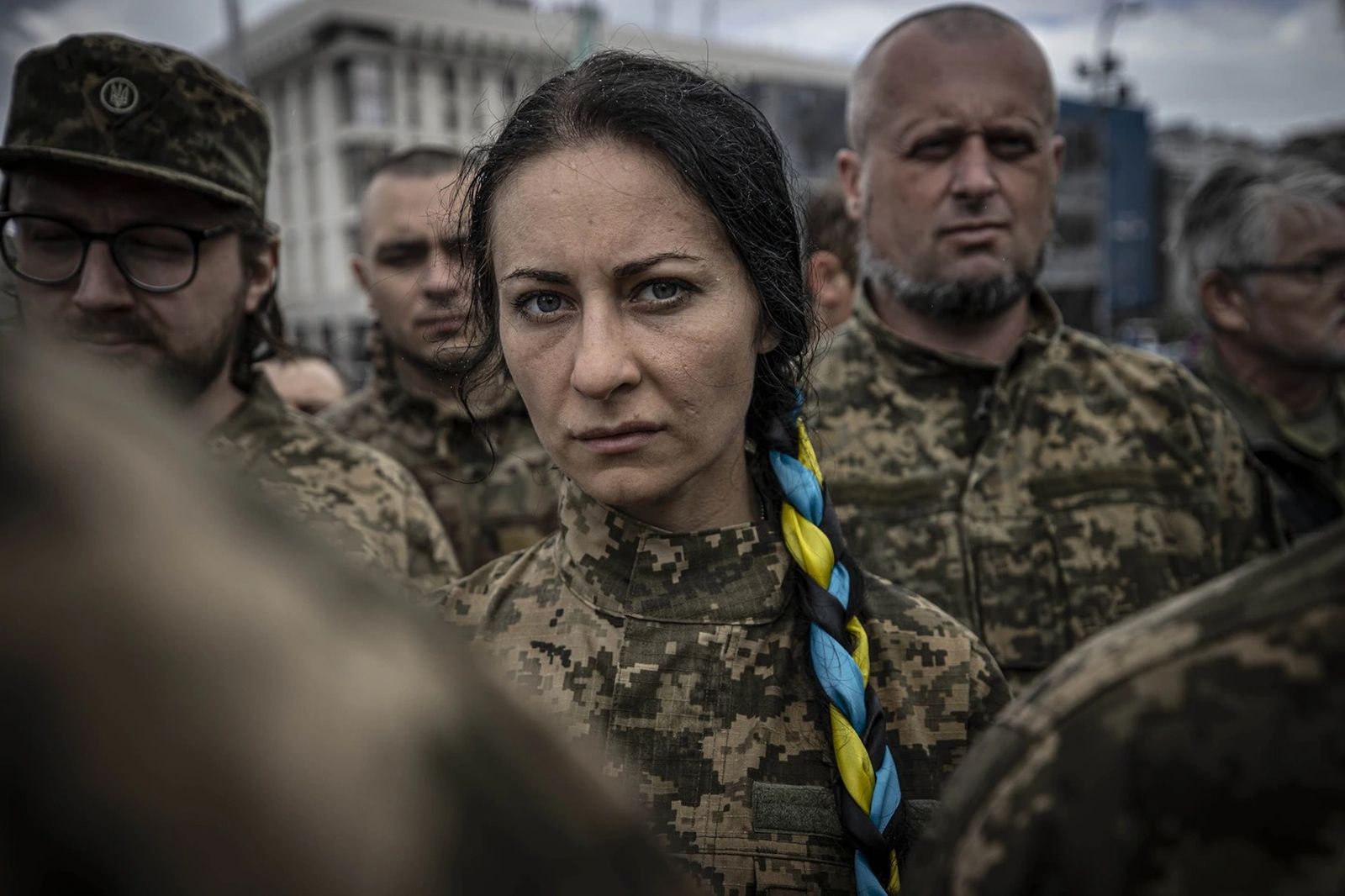 Украинские военнослужащие прощаются с погибшим командиром батальона «Карпатская Сечь» Олегом Куцыной. Официальная церемония проходила на Майдане в Киеве. 22 июня / Metin Aktas / Anadolu Agency / Getty Images / Grid News