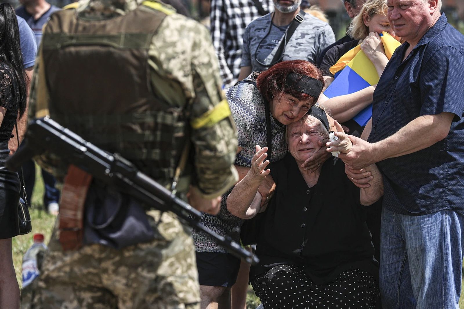 Харьковчане скорбят на похоронах двух украинских солдат — старшего лейтенанта Никиты Гапича и лейтенанта Андрея Басикова. 19 июня / Metin Aktas / Anadolu Agency / Getty Images / Grid News