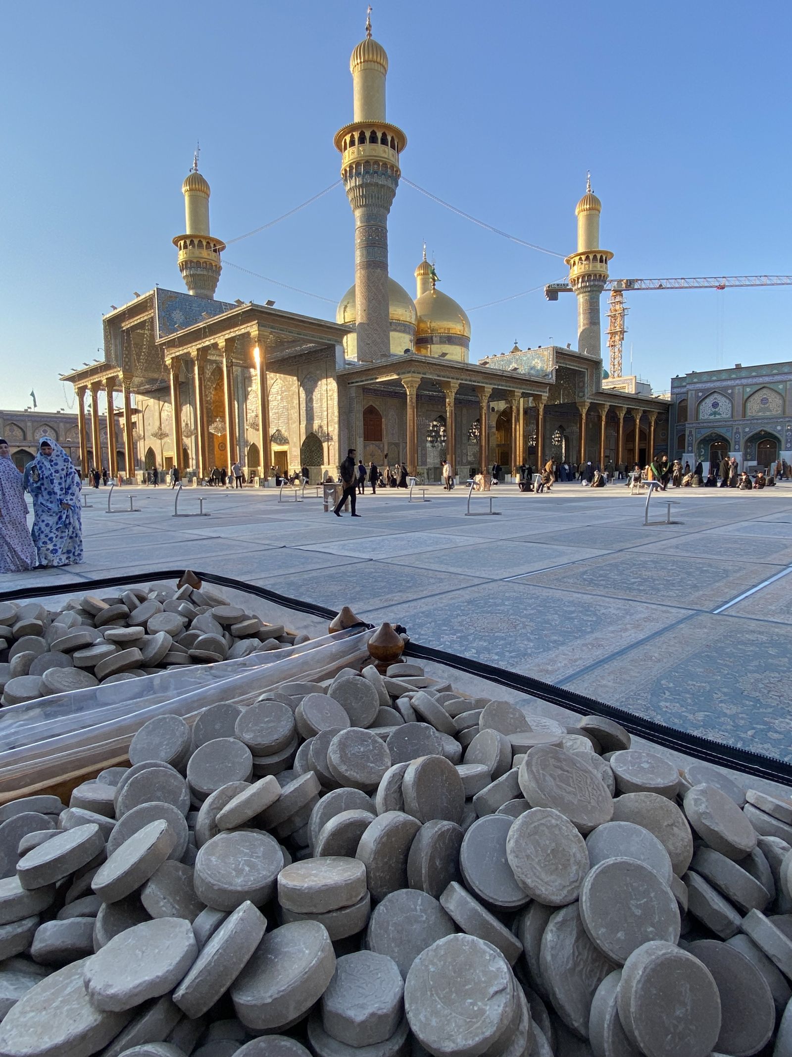 Коробки с&nbsp;мухрами выставленные на&nbsp;территории мечети аль-Казымия, в&nbsp;пригороде Багдада, где похоронены шестой и&nbsp;одиннадцатый шиитские имамы. Фото автора.