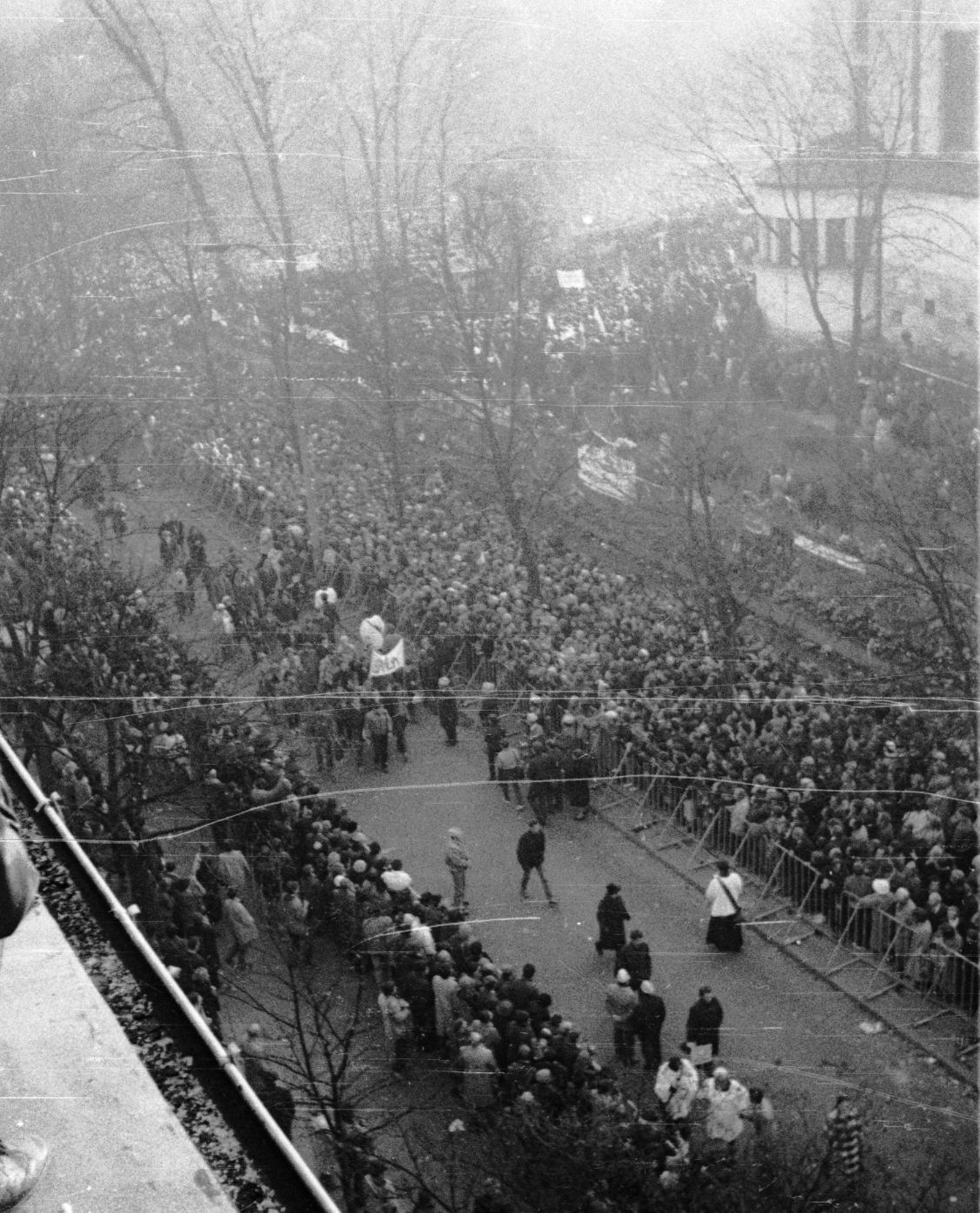 Огромная толпа собравшаяся возле церкви святого Станислава Костки в&nbsp;Варшаве провожает Ежи Попелушко в&nbsp;последний путь. Фото из&nbsp;архивов института национальной памяти Польши (IPN).