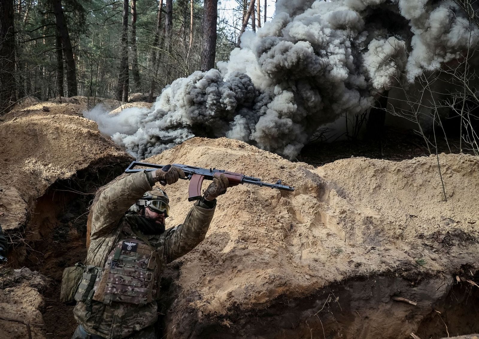 Украинский военнослужащий Национальной гвардии принимает участие в учениях по радиационной, химической и биологической опасности недалеко от Харькова. 29 февраля / Vyacheslav Madiyevskyy / Reuters