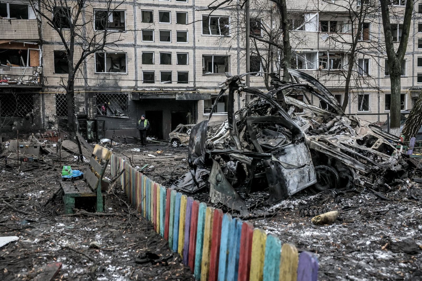 Сотрудники полиции на месте поврежденного жилого дома после ракетного удара по Киеву. Силы противовоздушной обороны Украины сообщили, что за ночь перехватили 10 беспилотников-камикадзе и 10 баллистических ракет, запущенных со стороны России. 13 декаб