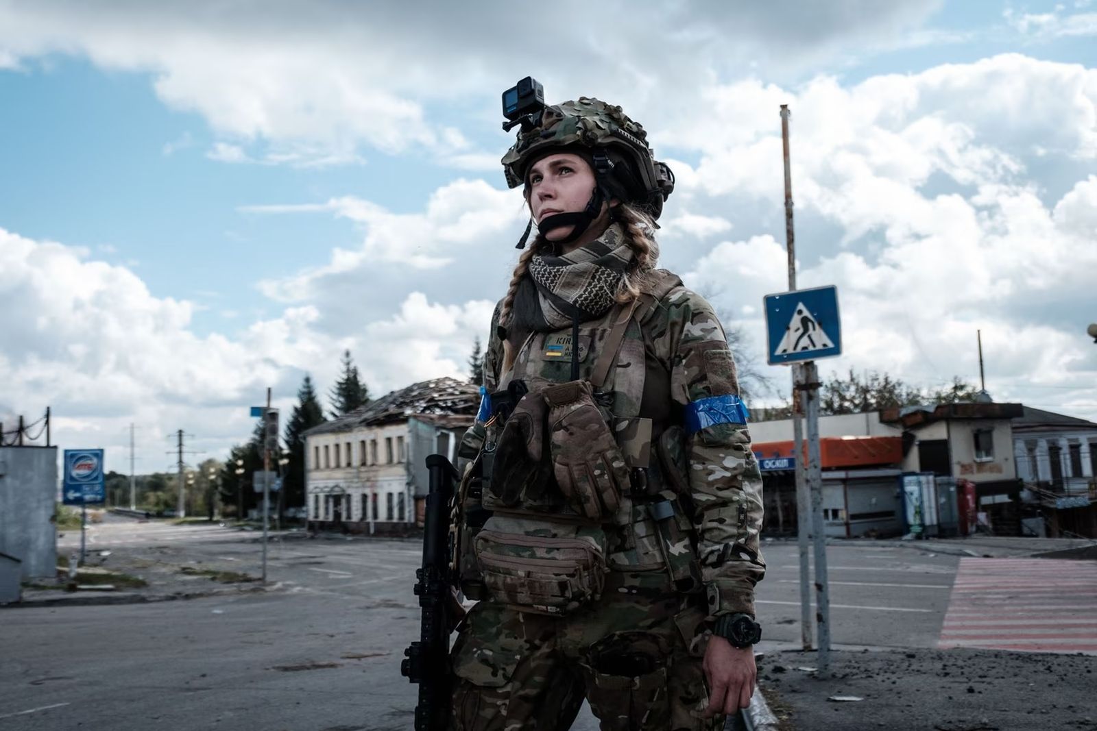 Украинская военнослужащая патрулирует в прифронтовом городе Купянске. 24 сентября / Yasuyoshi Chiba / AFP / Getty Images / Atlantic